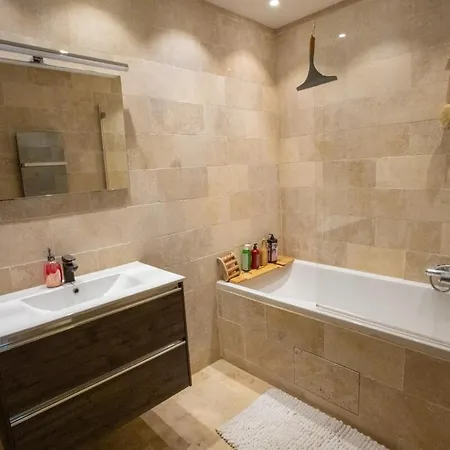 La Fontaine Doree - Jacuzzi, Piscine & Vue Montlaux